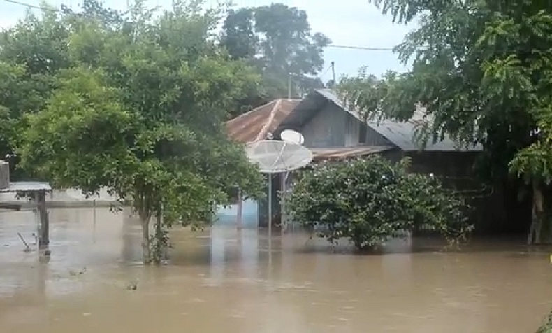 Banjir Kabupaten Malaka NTT 2 Ribuan rumah di lima kecamatan di Kabupaten Malaka, Nusa Tenggara Timur terendam banjir, Minggu (4/4/2021). (Foto: iNews/Stevanus Dilepayong)