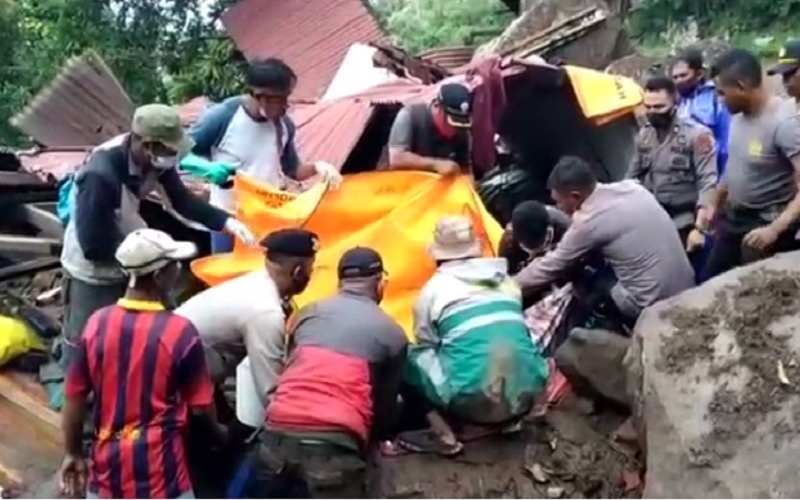 Pencarian Korban Banjir Bandang di Lembata NTT Pencarian Korban Banjir Bandang di Lembata NTT dengan Alat Seadanya (Foto: iNews/Joni Nura)