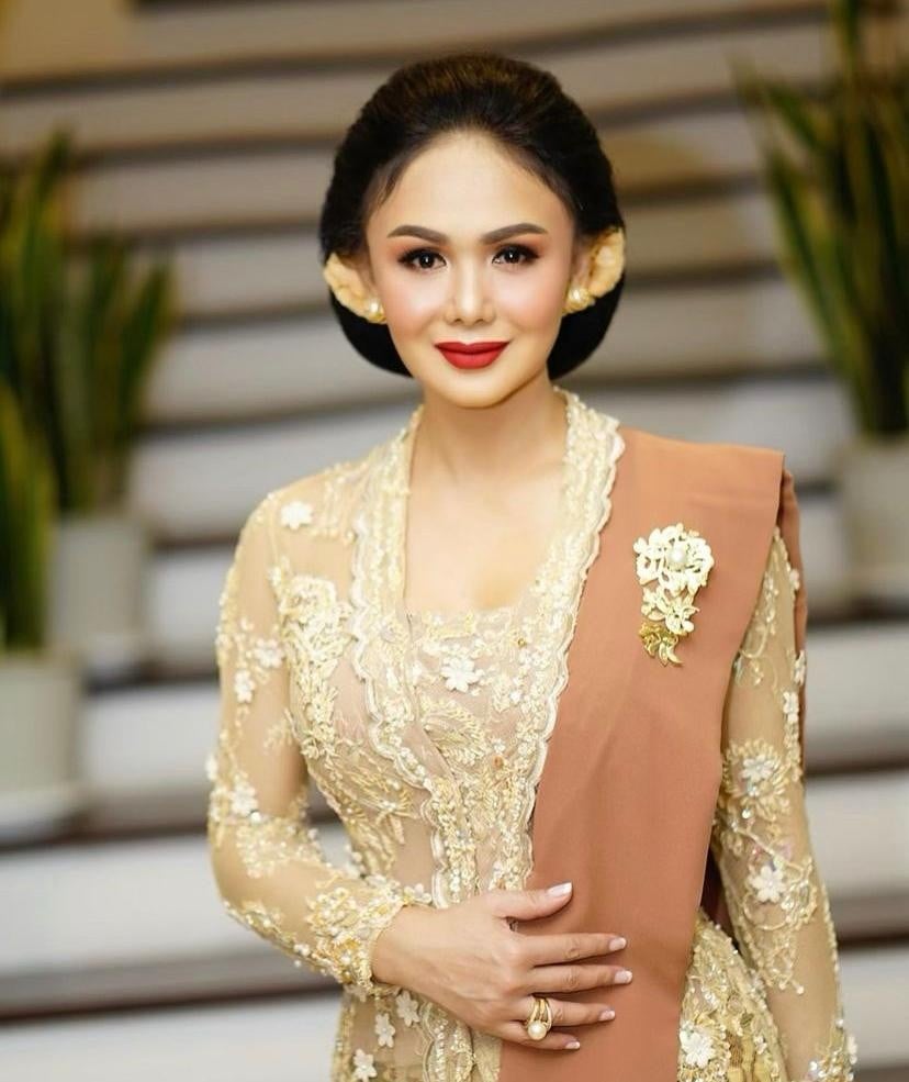 4 Pesona Yuni Shara Pakai Kebaya  Anggun Bak Putri Kerajaan