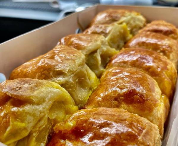 Mencicipi Pisang Bollen Foto: Instagram @iman1299