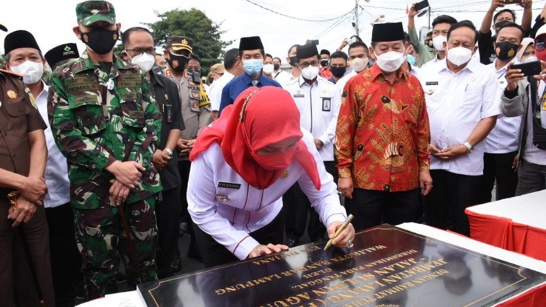Wali Kota Bandarlampung Eva Dwiana Wali Kota Bandarlampung Eva Dwiana resmikan jalan layang ke-11 (Antara)