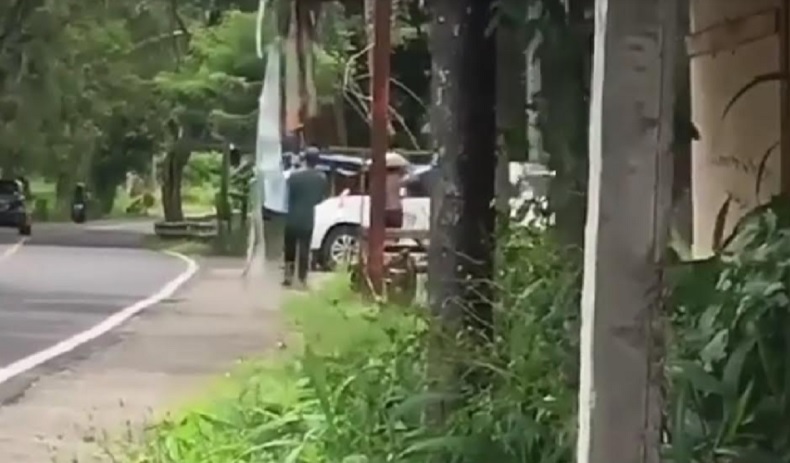 Beras Raskin Terios 2 Tangkapan layar penerima beras miskin (raskin) pulang naik mobil Terios. (Foto: MNC/Chusna Mohammad)
