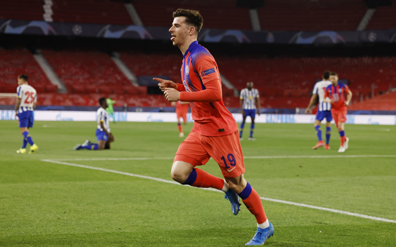 FC Porto Vs Chelsea Mason Mount mengukir rekor saat membantu Chelsea menang 2-0 atas FC Porto pada leg pertama perempat final Liga Champions, Kamis (8/4/2021) dini hari WIB. (Foto: Reuters)