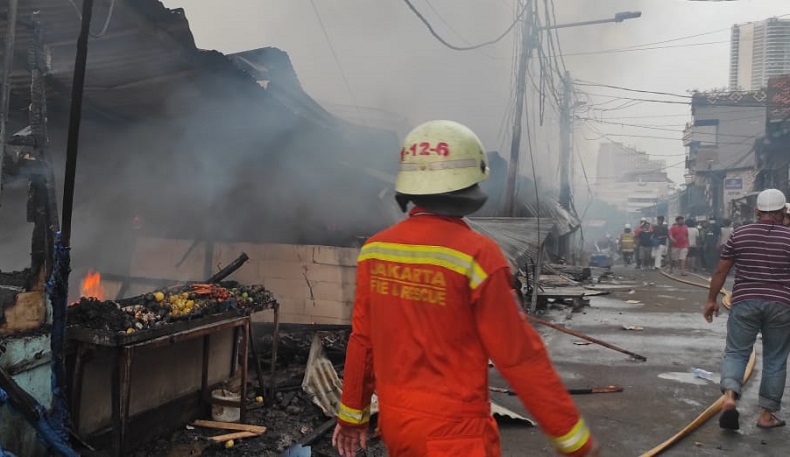 Petugas memadamkan api di Tanah Abang Petugas memadamkan api di Tanah Abang (Foto: MNC/ Refi Sandi)