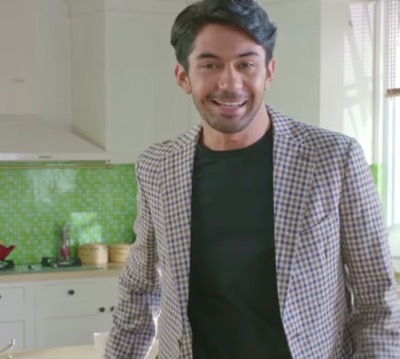 Reza Rahadian 1 Reza Rahadian memakai blazer dipadu kaos.