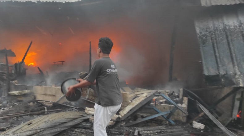 Warga memadamkan api di Tanah Abang Warga memadamkan api di Tanah Abang (Foto: MNC/ Refi Sandi)
