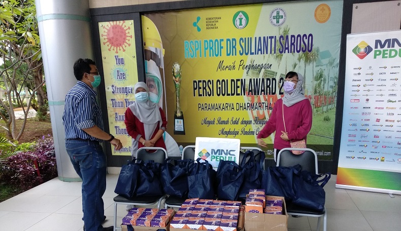 MNC MNC Peduli membagikan bantuan kepada RSPI Sulianti Saroso. Jumat (9/4/2021). (Foto MNC Media).