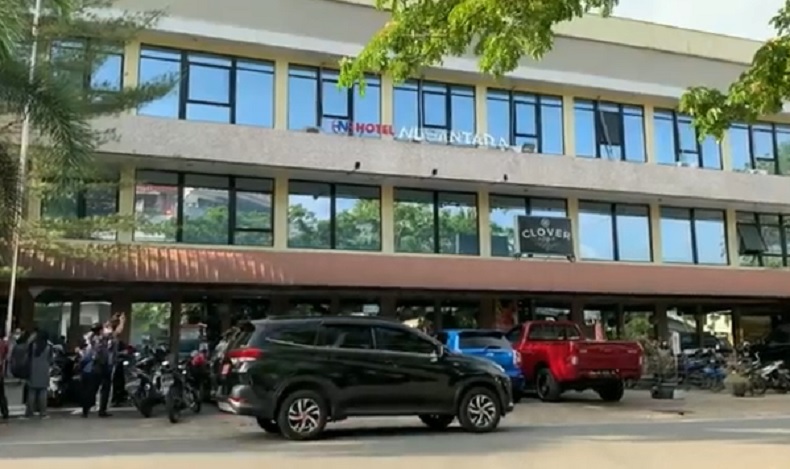 Hotel nusantara Pontianak 2 Hotel Nusantara di Jalan Letjen Suprapto, Pontianak Selatan disegel karena menjadi lokasi prostitusi anak. (Foto: iNews.id/Uun Yuniar)