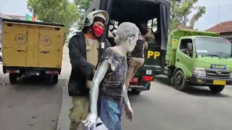 Jelang Ramadan, Manusia Perak Bermunculan di Jalur Pantura Kendal 