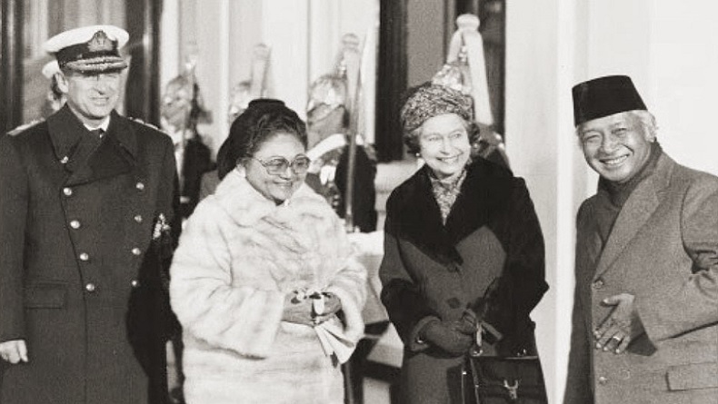 Soeharto Ist Pangeran Philip mendampingi Ratu Elizabeth II menyambut Presiden Soeharto dan Ibu Tien Soeharto pada 1979. Pangeran Philip meninggal dunia dalam usia 99 tahun, Jumat (9/4/2021). (Foto: IG/Archieve Cendana).