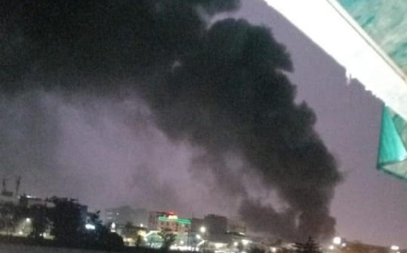 kebakaran pasar minggu 2 Asap hitam membumbung tinggi dari lokasi kebakaran di Pasar Inpres, Jaksel, Senin (12/4/2021) petang. (Foto: Twitter @humasjakfire)