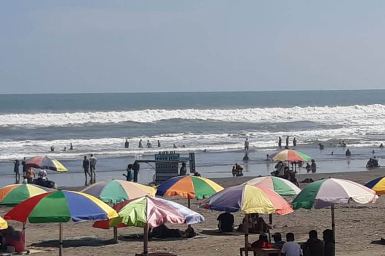 pantai parangtritis Sejumlah pengunjung memadati Pantai Parangtritis Bantul untuk merayakan padusan. (Foto: istimewa)