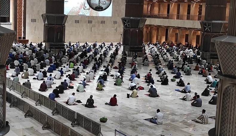 MUI Imbau Masyarakat Tetap Pakai Masker saat Sholat Tarawih di Masjid