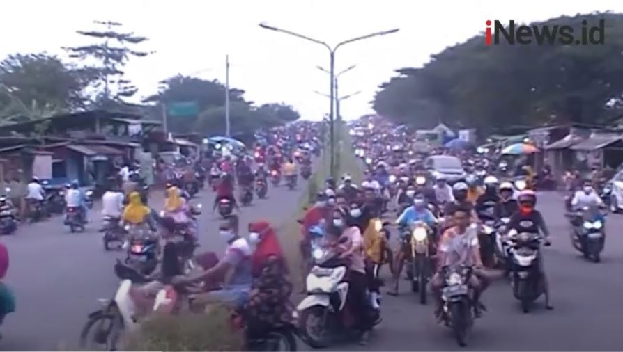 Video Ribuan Warga Sidoarjo Ngabuburit dan Berburu Kuliner di Exit Tol