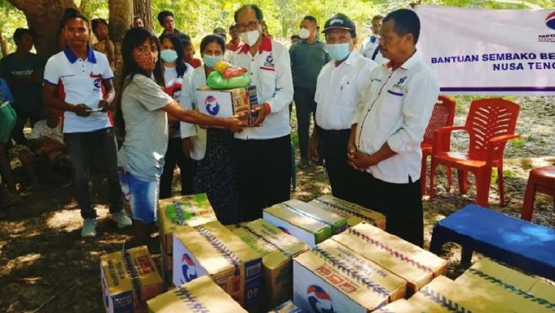 Partai Perindo NTT saat menyalurkan bantuan kemanusiaan berupa sembako kepada warga Kabupaten Malaka. (Foto: iNews/Stefanus Dile Payong)