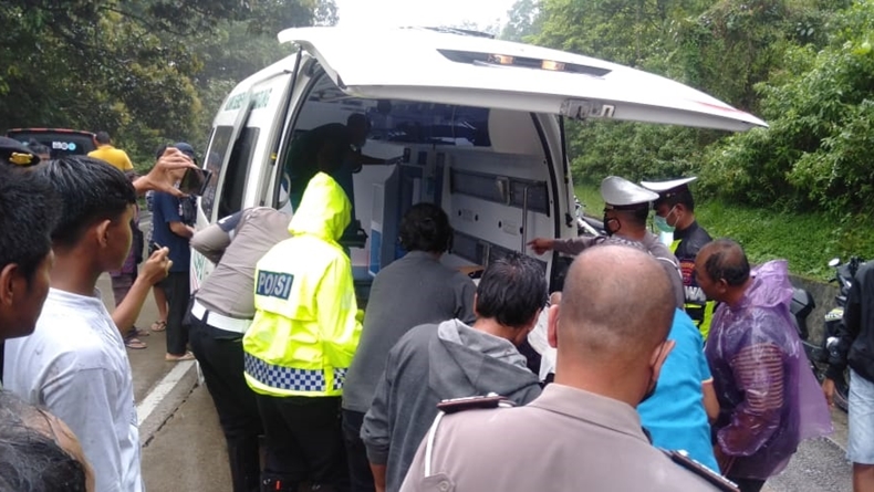Kecelakaan beruntun-1 Kecelakaan beruntun yang melibatkan lima kendaraan di Padang, Sumbar (Rus Akbar/MNC Portal)
