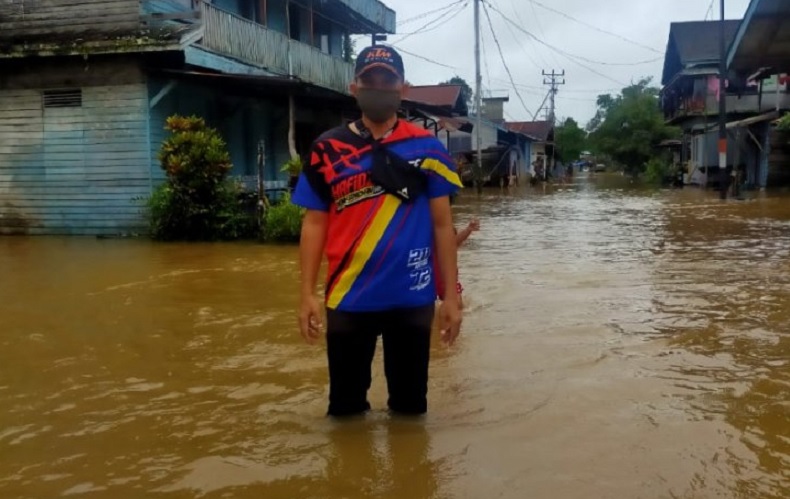 Banjir Badau Camat Badau, Edi Suharta saat meninjau lokasi banjir, Senin (19/4/2021). (Foto: Istimewa)