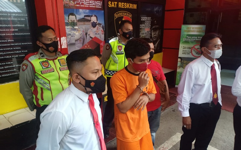 Tersangka Adam Akbar Mulyadi, tersangka pembegalan yang ditangkap anggota Polsek Lengkong. (Foto: iNews.id/Agus Warsudi)