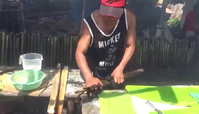 Proses pembuatan lemang di Pontianak. (Foto: iNews.id/Barlian Pasore)