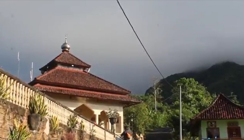 Masjid di Atas Awan 2 Masjid Al Ikhlas di Bukit Tabuan, Karangasem dijuluki Masjid di Atas Awan. (Foto: Yunda Ariesta)