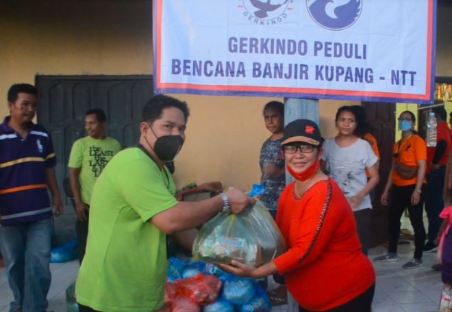 Gerkindo membagikan bantuan sembako bagi korban bencana banjir bandang badai Seroja di Kabupaten Malaka, NTT. (Foto: MNC Portal/Stefanus Dile Payong)