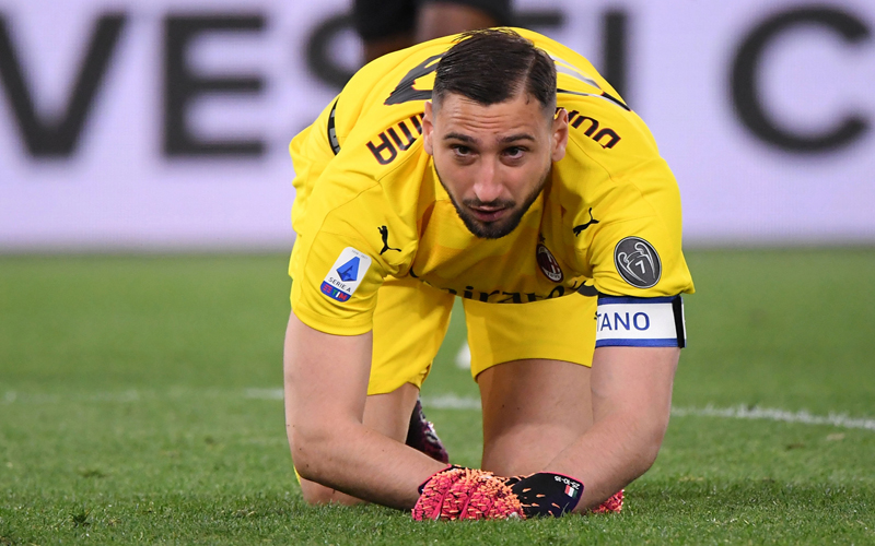 Gianluigi Donnarumma Kiper AC Milan Gianluigi Donnarumma tertawa usai timnya dibantai Lazio 0-3 di Olimpico, Selasa (27/4/2021) dini hari WIB. Hal itu membuat Milanisti murka. (Foto: Reuters)