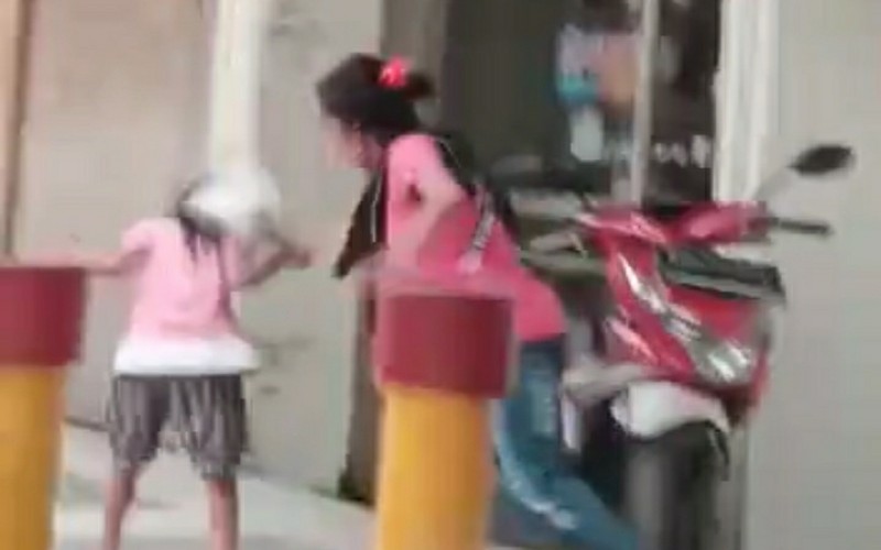 Tangkapan layar video viral penyiksaan anak kecil. (Foto: Ist)