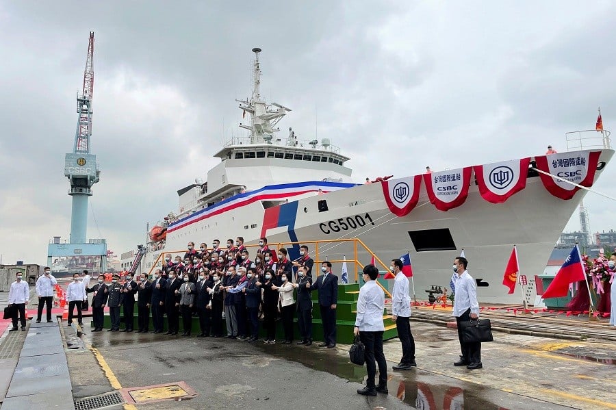 Presiden Taiwan, Tsai Ing Wen, dan para pejabat lainnya berfoto di depan kapal Chiayi milik Penjaga Pantai Taiwan, Kamis (29/4/2021). (Foto: Reuters)