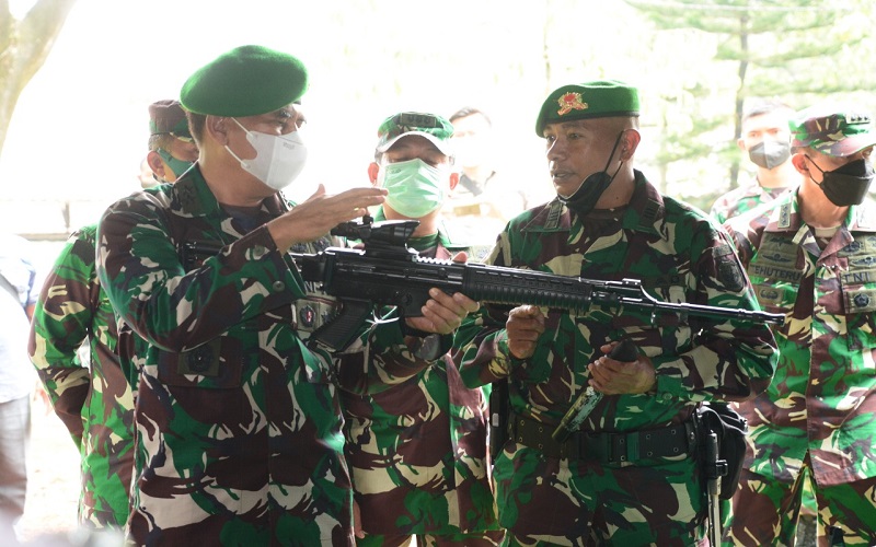 Asop KSAD Mayjen TNI Eka Wiharsa memegang senapan otomatif senjata organik Yonif 315/Garuda yang berjuluk Pasukan Setan. (Foto: Pendam Siliwangi)