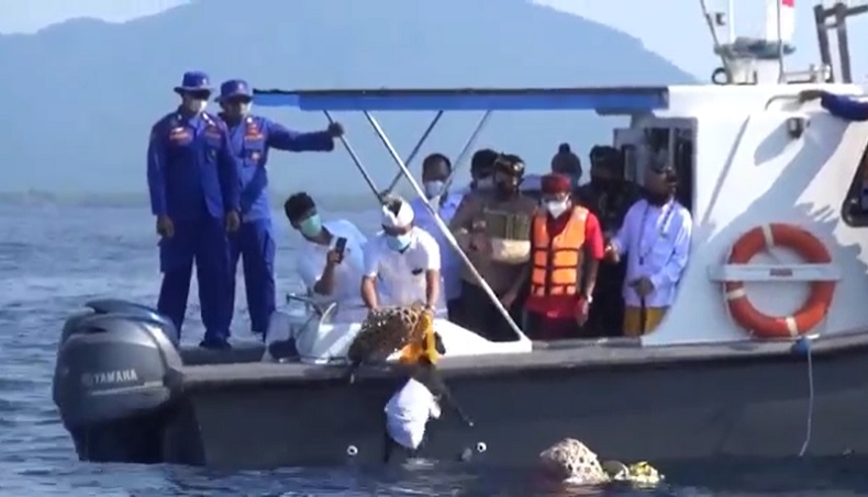 Sesaji di perairan Bali Ritual tabur bunga dan sesaji di perairan Bali untuk kru KRI Nanggala 402. (Foto: Pande Wismaya)