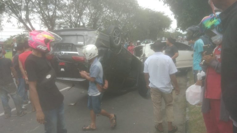 Diseruduk Truk, Toyota Calya di Padang Terbalik di Tengah Jalan