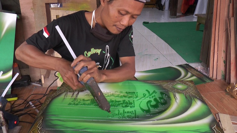 Kaligrafi dengan metode lilin prada yang dilakukan perajin asal Desa Kalianyar, Kecamatan Wonosalam, Kabupaten Demak. Foto: iNews/Sukmawijaya.