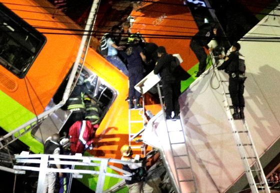 jembatan kereta ambruk Jembatan layang kereta metro di Meksiko ambruk menewaskan 15 orang (Foto: Reuters)