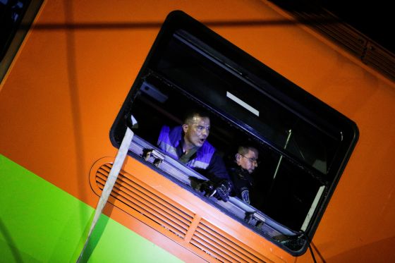 Jembatan kereta ambruk3 Jembatan layang kereta metro di Meksiko ambruk menewaskan 15 orang (Foto: Reuters)