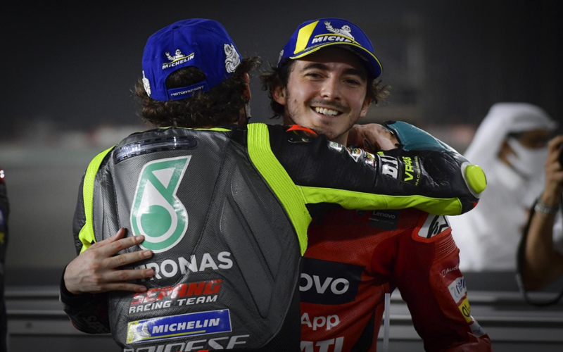 Pembalap Ducato Francesco Bagnaia memeluk Valentino Rossi. (Foto: MotoGP)