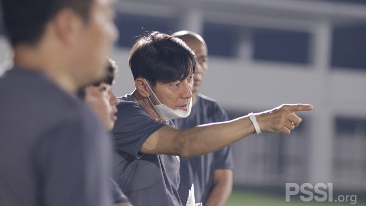 Pelatih Timnas Indonesia Shin Tae-yong memberikan instruksi dalam pemusatan latihan di Stadion Madya, Senayan, Jumat (7/5/2021) malam. (Foto: Dokumen PSSI)