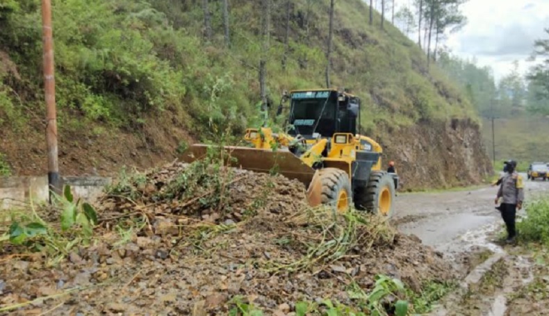 Alat berat membersihkan timbunan tanah longsor di ruas Jalan Nasional yang menghubungkan Kabupaten Gayo Lues dengan Kabupaten Aceh Timur. (Foto: Dosaino Ariga)