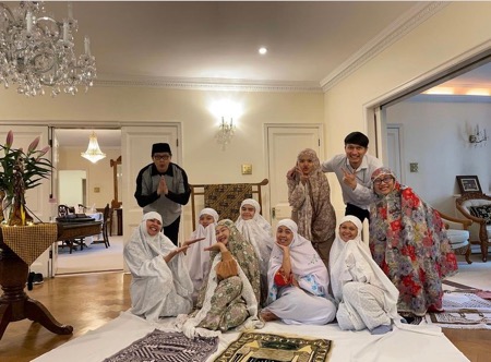 Armand Maulana Armand Maulana jadi imam salat Ied.