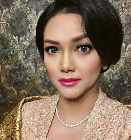 Bella Saphira1 Bella anggun memakai kebaya.
