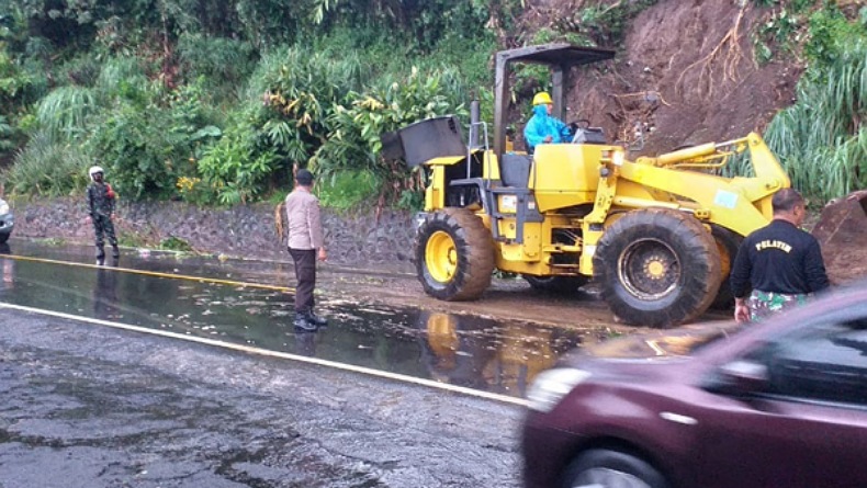 Hujan Deras di Sulut, Tanah di Jalur Utama Manado-Tomohon Longsor 