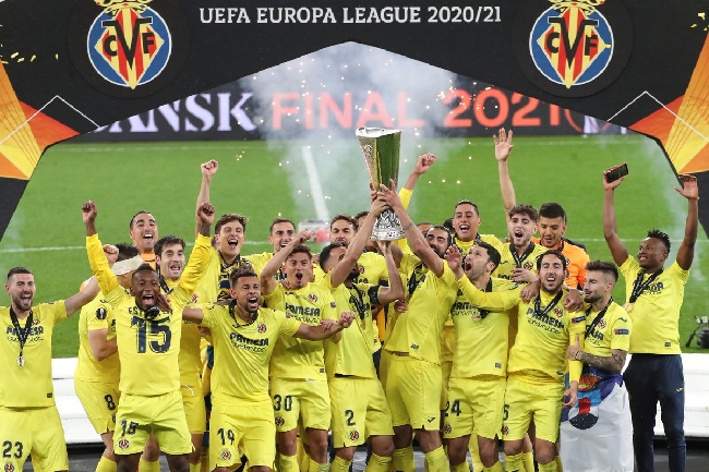 Villarreal berhasil keluar sebagai juara Liga Europa 2020/2021. Gelar ini merupakan trofi kompetisi Eropa pertama klub berjuluk Kapal Selam Kuning ini. (foto: Twitter)