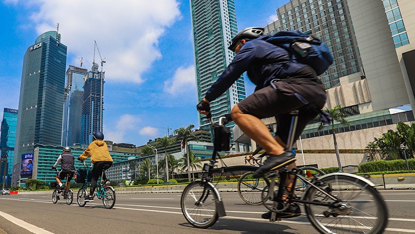 31 Sindo Jalur Sepeda 3 Ditlantas Polda Metro Jaya menyampaikan imbauan agar pesepeda melaju sesuai jalur di Jalan Sudirman-Thamrin, Jakarta Pusat, Rabu (2/6/2021). (Foto: Instagram @TMCPoldaMetro)