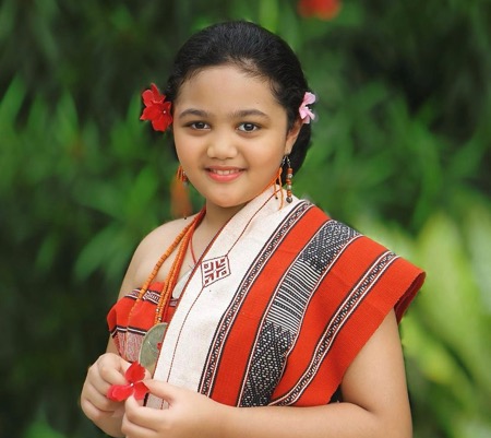 Amora dengan baju adat Timor Leste.