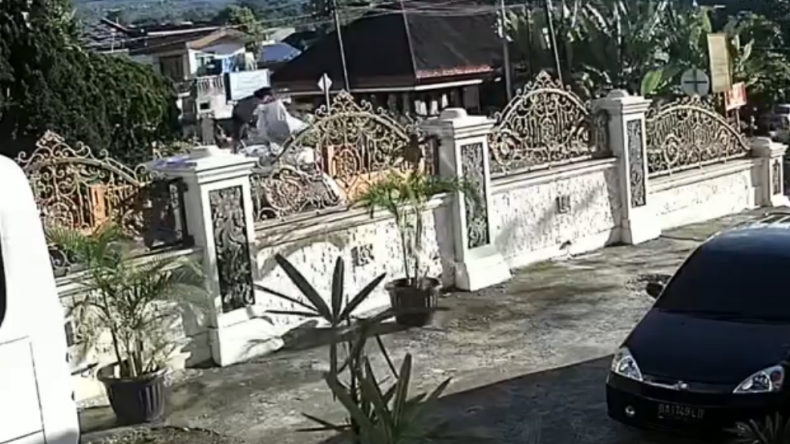 Rekaman CCTV orang buang karung berisi sampah di depan rumah warga Bukittinggi, Sumbar (Wahyu Sikumbang/iNews)