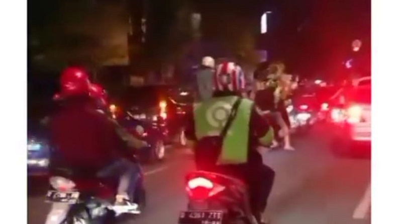 AVANZA PUTIH TERBAKAR2 Pengendara berusaha mengejar Avanza putih seusai menabrak beberapa pengendara motor di Jalan Ir H Djuanda (Dago) depan Dukomsel, Kota Bandung. (Foto: tangkapan layar video viral)