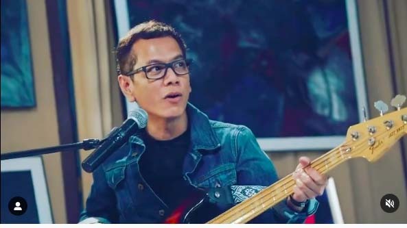 11 Whisnutama Iwan Fals duet bareng mantan Menteri Pariwisata dan Ekonomi Kreatif Wishnutama nyanyikan lagu Bongkar. (Foto: Instagram/Wishnutama)
