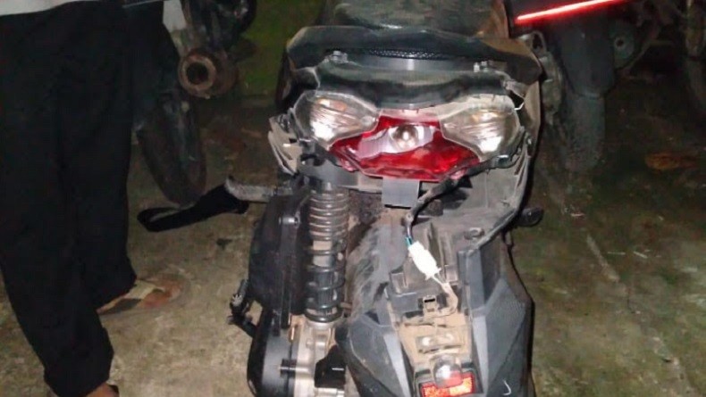 Tabrakan Kranggan Bekasi2 Dul Tabrakan beruntun melibatkan dua mobil dan tiga sepeda motor terjadi di Jalan Pasar Kranggan, Kecamatan Jatisampurna, Kota Bekasi, Kamis (11/6/2021) malam. (Foto: Abdullah M Surjaya).