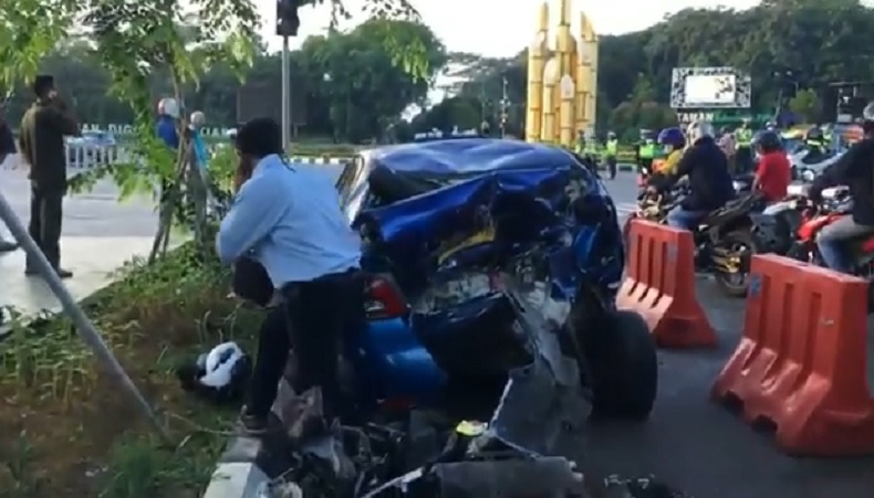 Tabrakan beruntun di Bundaran Digulis Pontianak melibatkan lima kendaraan dan menewaskan seorang pengendara motor. (Foto: iNews.id/Uun Yuniar)