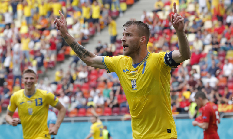 Timnas Ukraina menang tipis 2-1 atas Makedonia Utara pada matchday kedua Grup C Euro 2020 di Stadion Nasional, Kamis (17/6/2021) malam WIB. (Foto: Reuters)