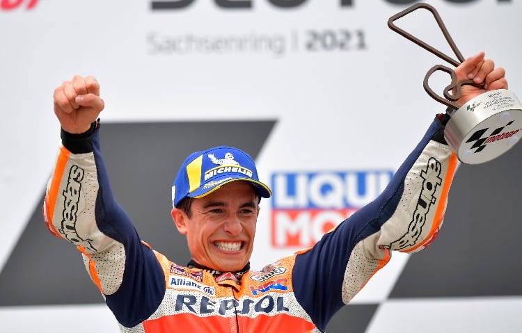 Akhirnya, Pembalap Tim Repsol Honda, Marc Marquez bisa tampil sebagai juara di MotoGP. Terakhir Marquez juara MotoGP pada 17 November 2019. (foto: Reuters)